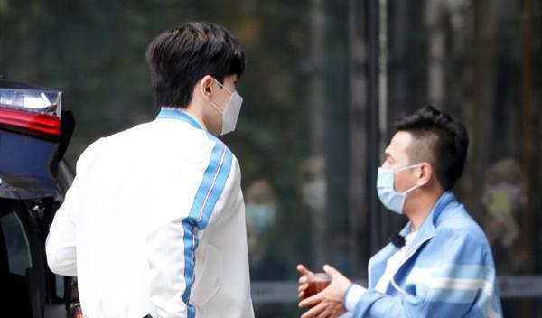 半岛·综合体育“牛奶咖啡”组合？《极限挑战》曝光路透邓伦宋小宝同框反差大(图2)