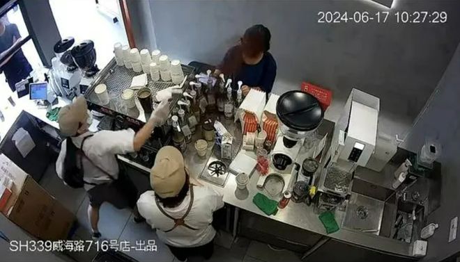半岛·综合体育入口挥拳相向、往顾客头上泼咖啡粉……涉事门店正常营业品牌方回应→(图1)
